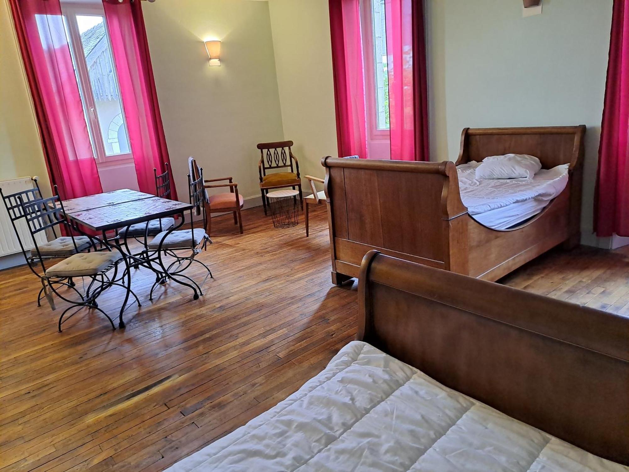 Les Chambres Du Cheval Blanc Allassac Exterior photo